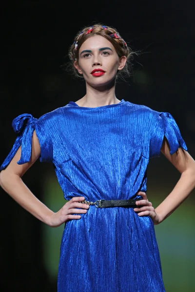 ポーターのショー、cro の anamarija asanovic によって設計された服を着てファッション モデル — ストック写真
