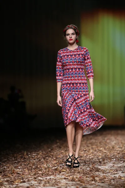 Fashion model wearing clothes designed by Anamarija Asanovic on the Cro a Porter show — Stock Photo, Image