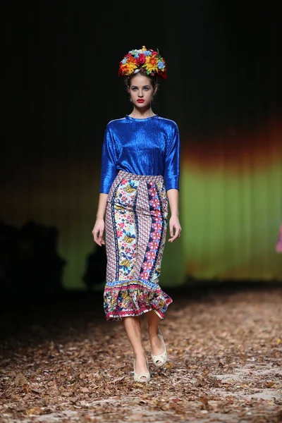 时装模特穿的衣服设计的 anamarija 阿萨诺维奇在 cro 波特秀 — 图库照片