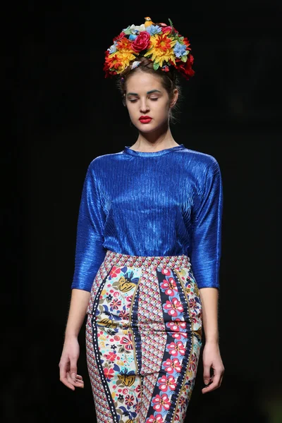 Model fashion mengenakan pakaian yang dirancang oleh Anamarija Asanovic di Cro sebuah acara Porter — Stok Foto