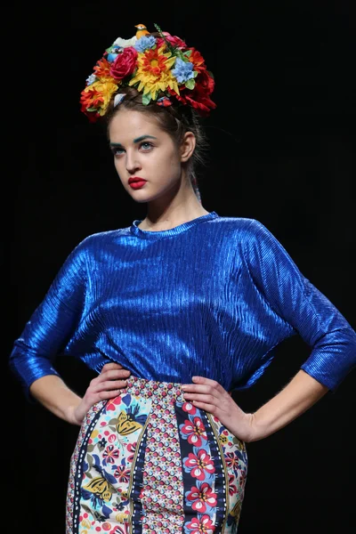 Modelo de moda vestindo roupas projetadas por Anamarija Asanovic no Cro a Porter Show — Fotografia de Stock