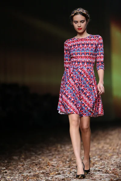 Fashion model dragen van kleding ontworpen door anamarija asanovic op de cro een porter show — Stockfoto