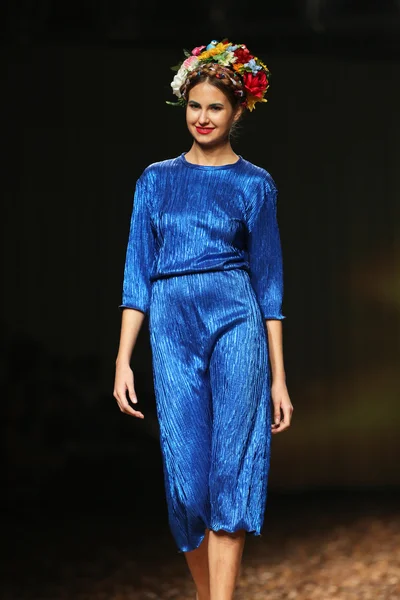 Modelo de moda con ropa diseñada por Anamarija Asanovic en el espectáculo Cro a Porter —  Fotos de Stock