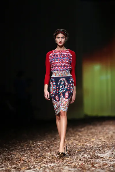 Modelo de moda vestindo roupas projetadas por Anamarija Asanovic no Cro a Porter Show — Fotografia de Stock