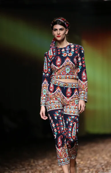 Fashion model dragen van kleding ontworpen door anamarija asanovic op de cro een porter show — Stockfoto
