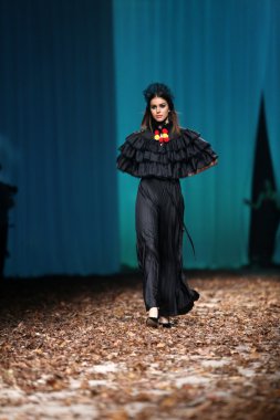 porter gösteri borna ve fils cro üzerinde kıyafetleri moda model tasarım