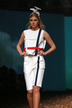 porter gösteri borna ve fils cro üzerinde kıyafetleri moda model tasarım