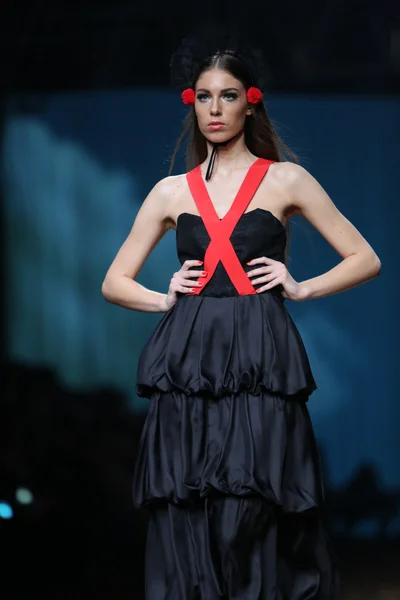 Modelo de moda con ropa diseñada por Borna y Fils en el show de Cro a Porter — Foto de Stock