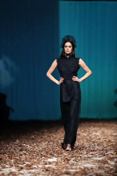 Modelo de moda con ropa diseñada por Borna y Fils en el show de Cro a Porter —  Fotos de Stock