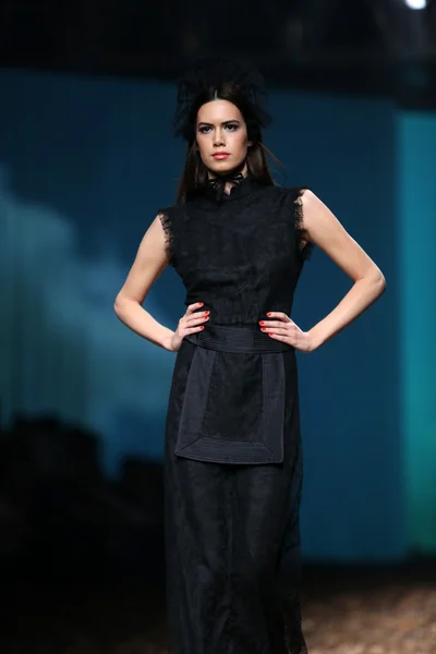 Fashion model wearing clothes designed by Borna and Fils on the Cro a Porter show — Stock Photo, Image