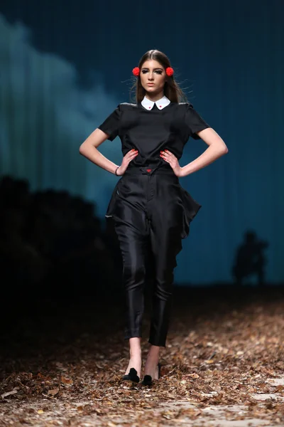Modell bär kläder designade av borna och fils på cro en porter show — Stockfoto