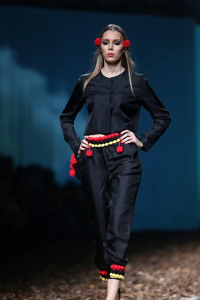 Mode-Model trägt von borna entworfene Kleidung und fils auf der Cro a Porter Show — Stockfoto