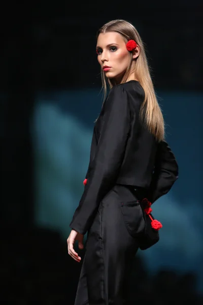 Mode-Model trägt von borna entworfene Kleidung und fils auf der Cro a Porter Show — Stockfoto