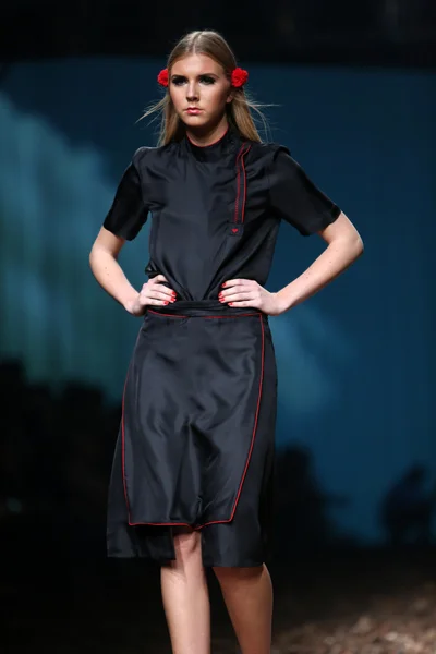 Fashion model wearing clothes designed by Borna and Fils on the Cro a Porter show — Stock Photo, Image