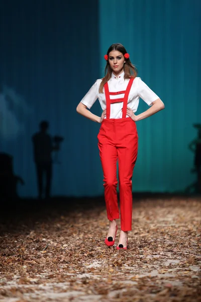 Fashion model dragen van kleding ontworpen door borna en fils op de cro een porter show — Stockfoto