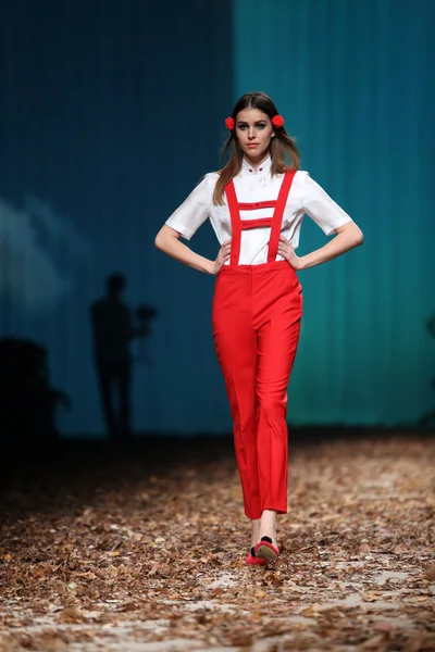 Modelo de moda con ropa diseñada por Borna y Fils en el show de Cro a Porter —  Fotos de Stock