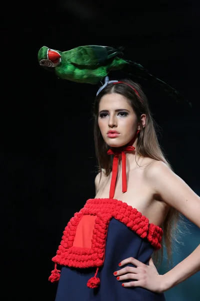 Modelo de moda con ropa diseñada por Borna y Fils en el show de Cro a Porter —  Fotos de Stock