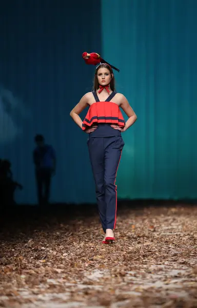 Modelo de moda vestindo roupas desenhadas por Borna e Fils no Cro a Porter show — Fotografia de Stock