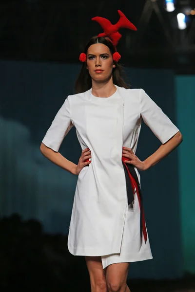 Modelo de moda vestindo roupas desenhadas por Borna e Fils no Cro a Porter show — Fotografia de Stock