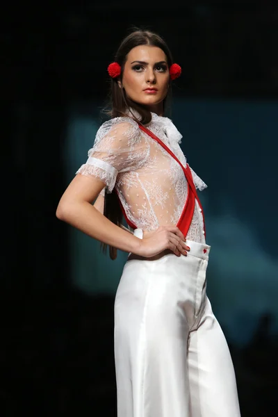 Modelka noszenie ubrania zaprojektowany przez borna i fils na cro porter Pokaż — Zdjęcie stockowe