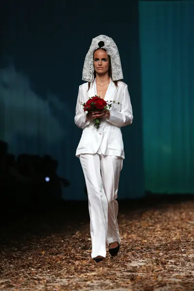 Mode-Model trägt von borna entworfene Kleidung und fils auf der Cro a Porter Show — Stockfoto