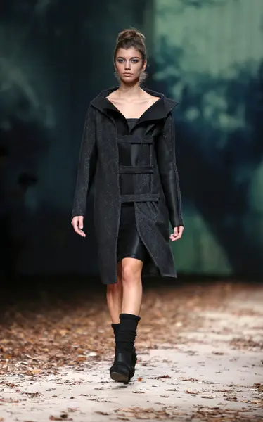 Mode-Model trägt von Ätna Maar entworfene Kleidung auf der Cro a Porter Show — Stockfoto