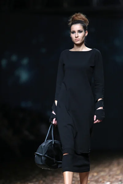 Modelka na sobě oblečení navrhl etna maar na cro porter show — Stock fotografie