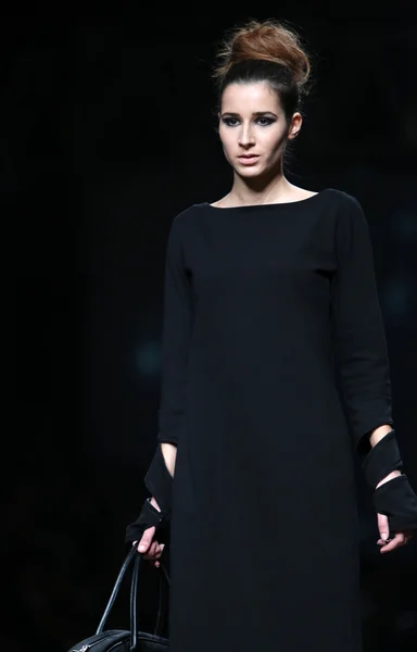 Visel ruhát divatmodell tervezte etna Maár a cro a porter-Térkép — Stock Fotó