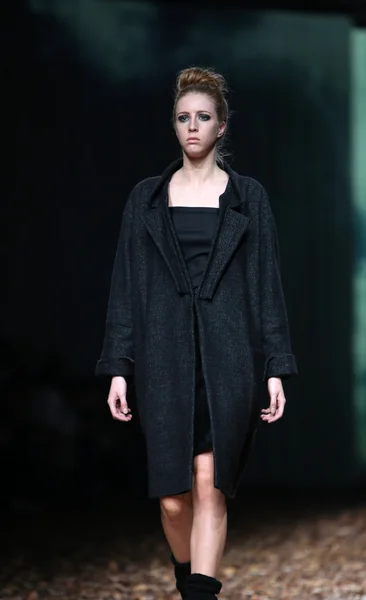 Modelo de moda vestindo roupas projetadas por Etna Maar no Cro um show Porter — Fotografia de Stock