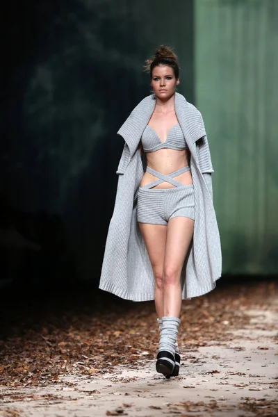 Fashion model wearing clothes designed by Etna Maar on the Cro a Porter show — Stock Photo, Image