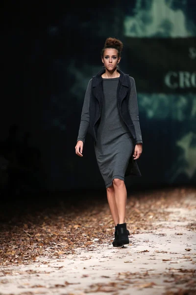 Modelo de moda con ropa diseñada por Etna Maar en el show de Cro a Porter — Foto de Stock