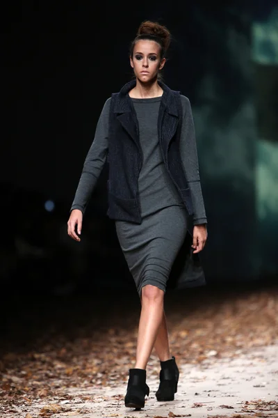 Fashion model dragen van kleding ontworpen door etna maar op de cro een porter show — Stockfoto