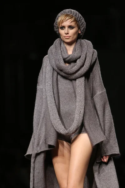 Modelo de moda con ropa diseñada por Etna Maar en el show de Cro a Porter —  Fotos de Stock