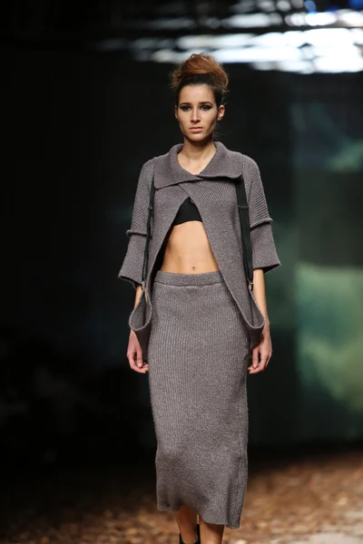 Modelo de moda con ropa diseñada por Etna Maar en el show de Cro a Porter — Foto de Stock
