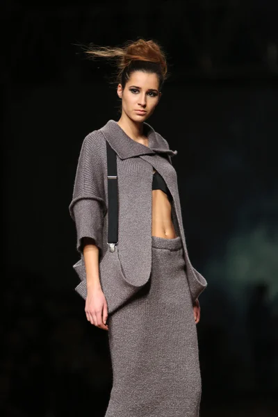 Moda model purtând haine proiectate de Etna Maar pe Cro a Porter show — Fotografie, imagine de stoc