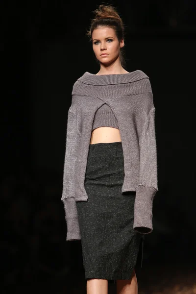 Modelo de moda con ropa diseñada por Etna Maar en el show de Cro a Porter —  Fotos de Stock