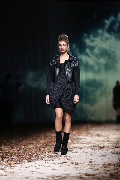 Mode-Model trägt von Ätna Maar entworfene Kleidung auf der Cro a Porter Show — Stockfoto