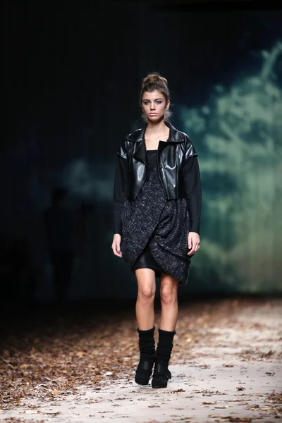 Fashion model dragen van kleding ontworpen door etna maar op de cro een porter show — Stockfoto