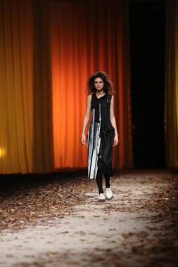 porter gösteri Madam cro demode kıyafetleri moda model tasarım