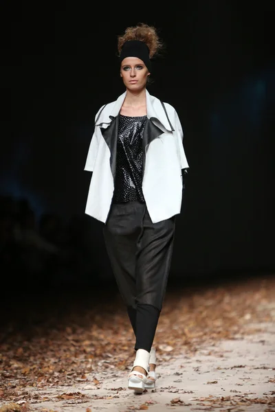 Modelo de moda con ropa diseñada por XD Xenia Design en el espectáculo Cro a Porter — Foto de Stock