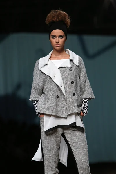 Mode-Model trägt Kleidung von xd xenia design auf der Cro a Porter Show — Stockfoto