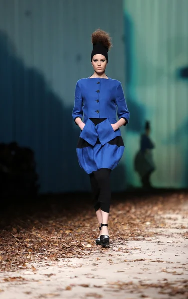 Mode-Model trägt Kleidung von xd xenia design auf der Cro a Porter Show — Stockfoto