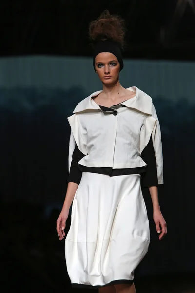 Modelo de moda vestindo roupas projetadas pelo XD Xenia Design no Cro a Porter Show — Fotografia de Stock