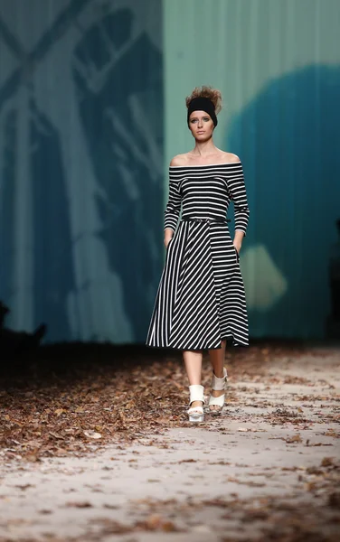 Mode-Model trägt Kleidung von xd xenia design auf der Cro a Porter Show — Stockfoto