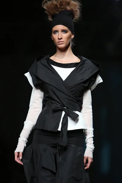 Model fashion memakai pakaian yang dirancang oleh XD Xenia Desain di Cro acara Porter — Stok Foto