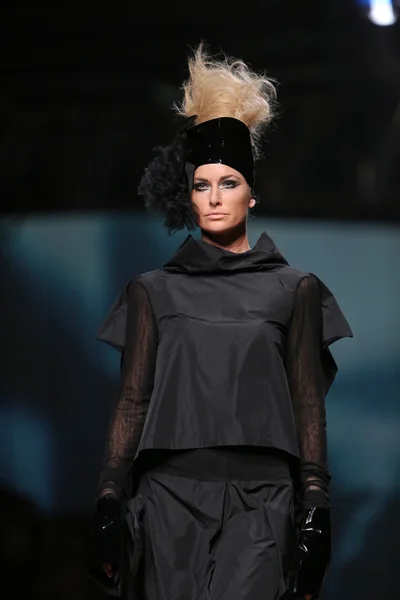 Mode-Model trägt Kleidung von xd xenia design auf der Cro a Porter Show — Stockfoto