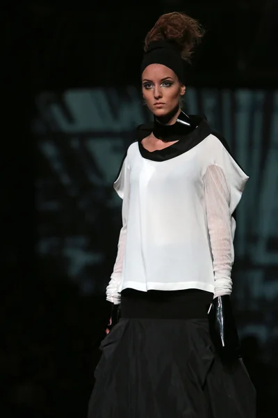 Modelka na sobě oblečení navrhl design Xenie xd na cro porter show — Stock fotografie