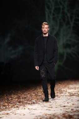 giyim eşyası manken spirir tarafından bir hamal gösteri tüberküloz cro üzerinde tarafından tasarlanan