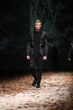 giyim eşyası manken spirir tarafından bir hamal gösteri tüberküloz cro üzerinde tarafından tasarlanan