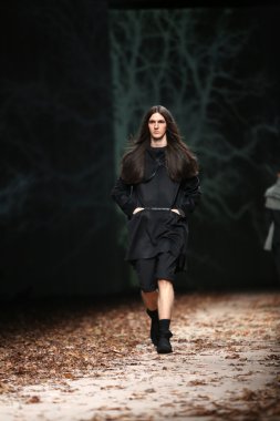 giyim eşyası manken spirir tarafından bir hamal gösteri tüberküloz cro üzerinde tarafından tasarlanan